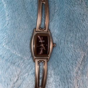 “Gucci” quartz vintage ladies watch silver tone w clasp. No serial number.